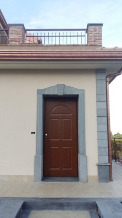 rivestimento ingresso in pietra bocciardata 